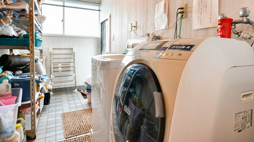 *【共有設備】洗濯機3台。内1台は自動乾燥洗濯機導入。長期滞在の方も安心！