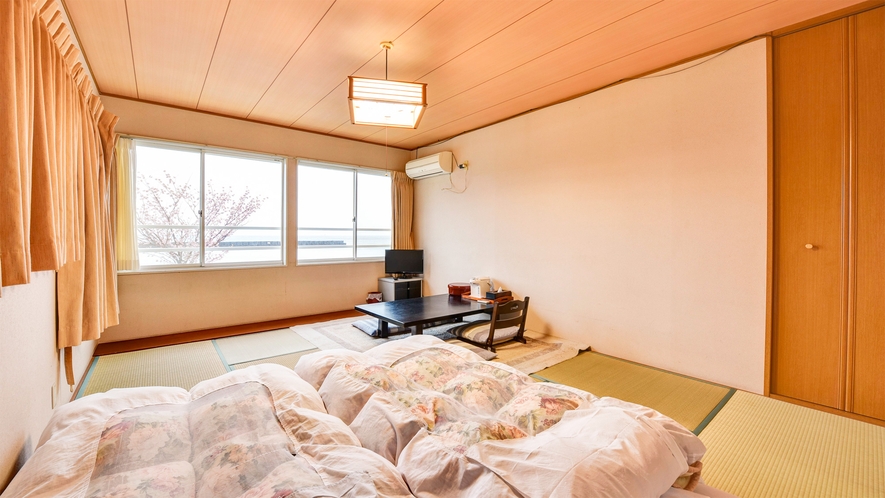 *【部屋/和室10畳】落ち着いた雰囲気の和室でゆったりとおくつろぎください。