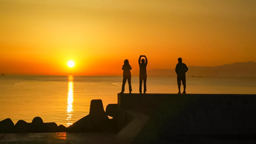 ・晴れた日には水平線に沈む夕陽を眺めることができます