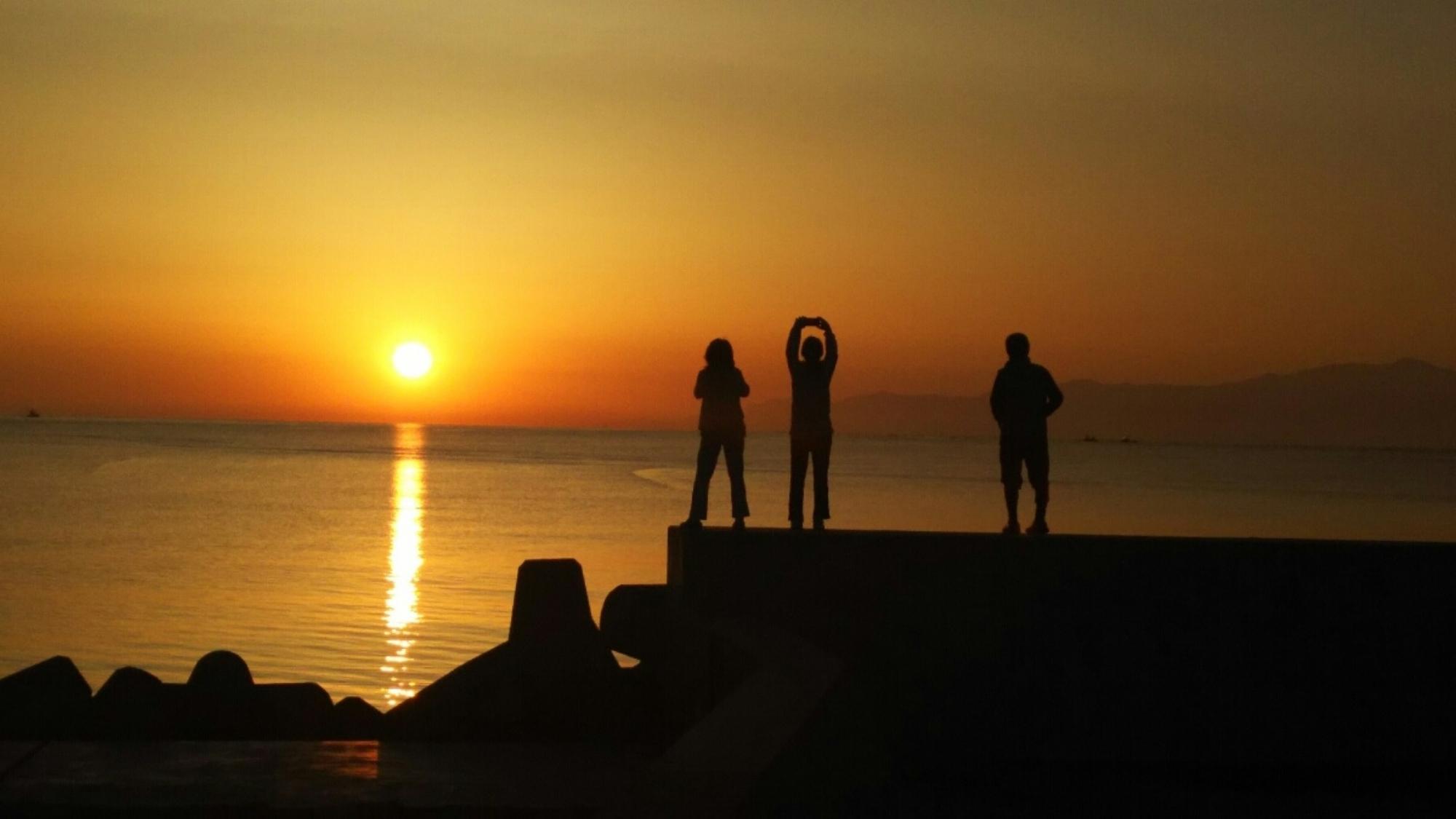 晴れた日には水平線に沈む夕陽を眺めることができます