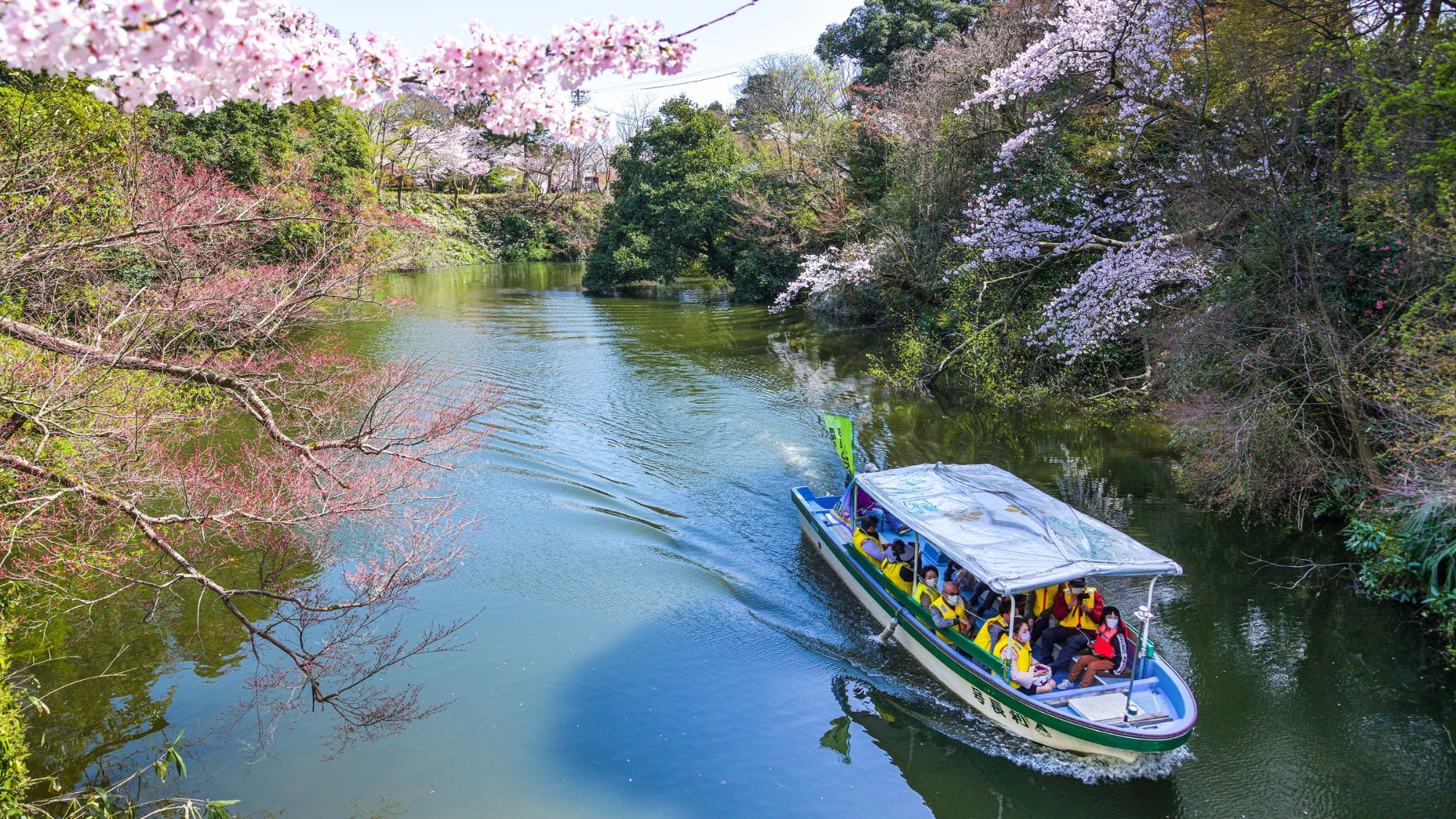 【高岡古城公園】お車で30分。桜の春と紅葉の秋には遊覧船が運航します。