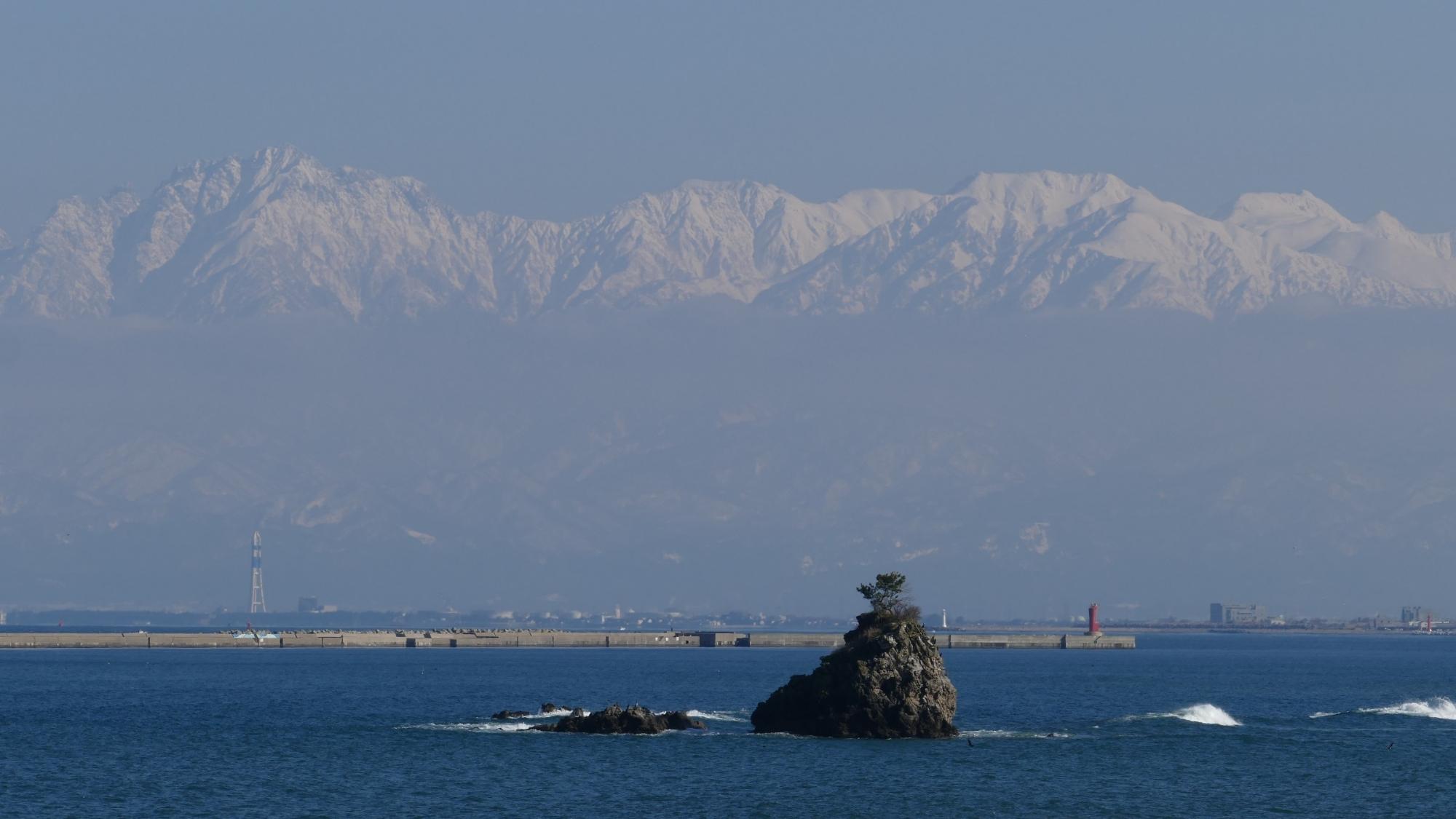 晴れた日には雄大な立山連峰を望めます