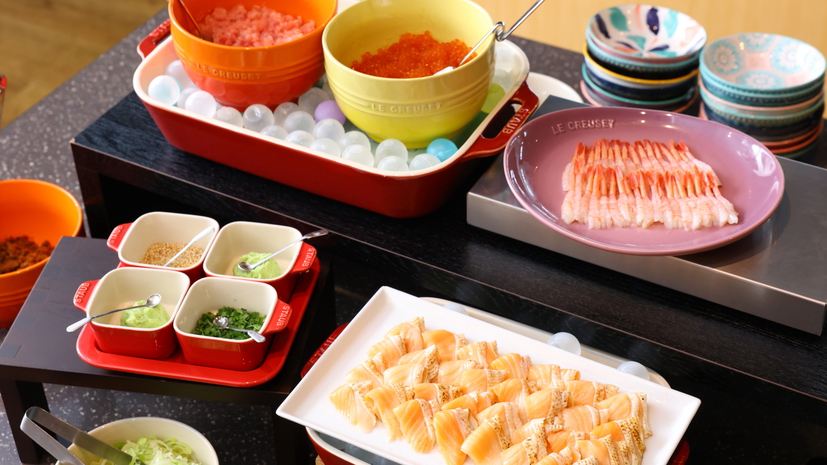 【朝食ビュッフェ】自分だけのオリジナル海鮮丼をお楽しみください。