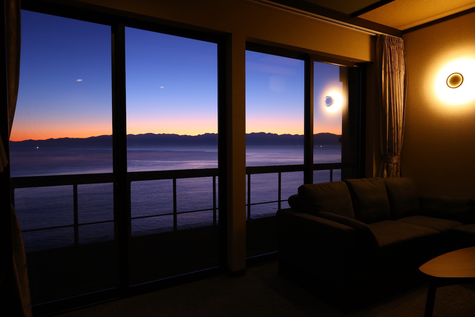 【NEWオープン】客室及びバスルームから富山湾と立山連峰の眺望を望む和モダン客室C