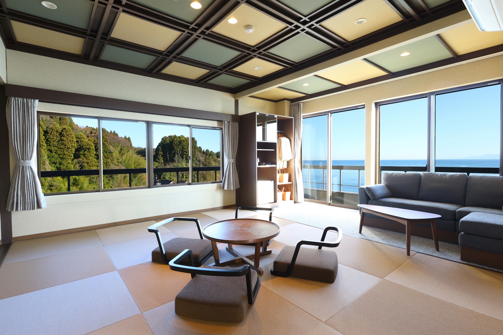 【NEWオープン】客室及びバスルームから富山湾と立山連峰の眺望を望む和モダン客室C