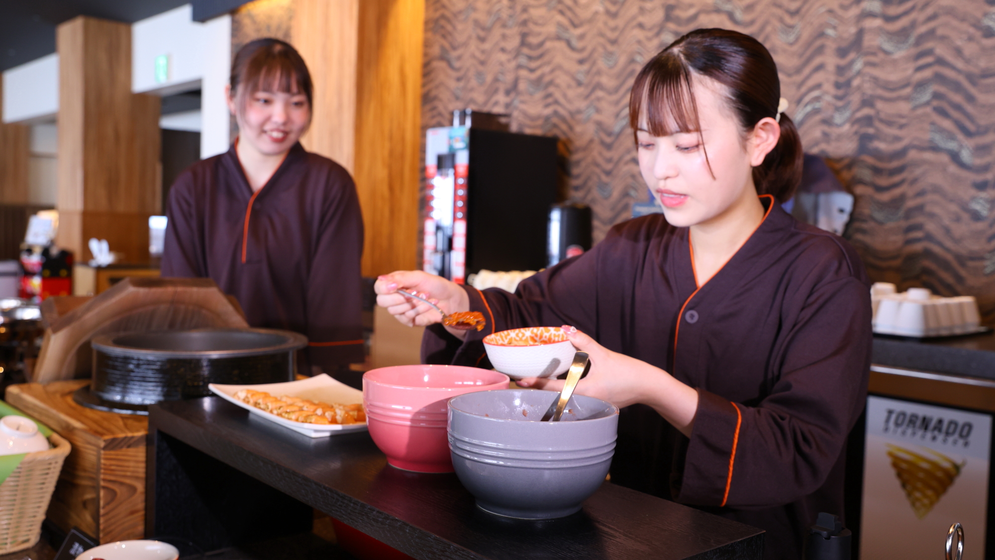 お好きな海鮮丼をお召し上がりください。