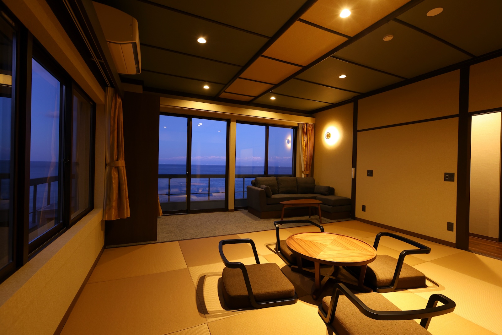 【NEWオープン】客室及びバスルームから富山湾と立山連峰の眺望を望む和モダン客室C