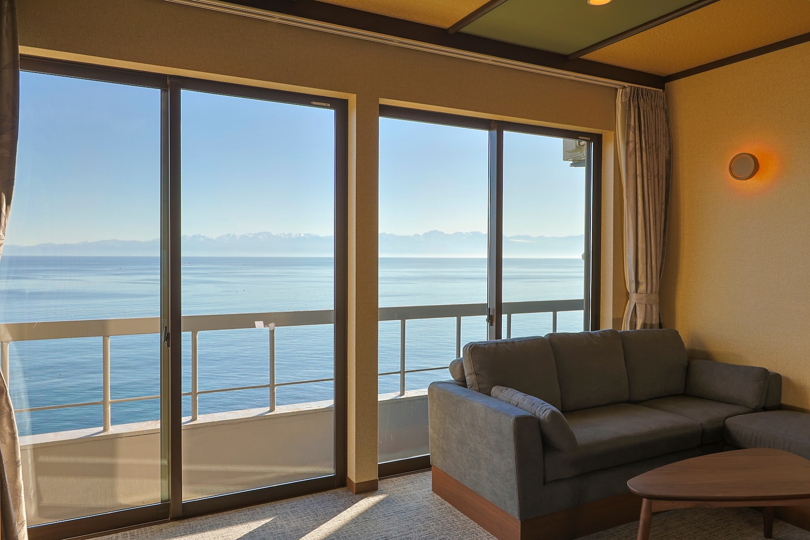 【NEWオープン】客室及びバスルームから富山湾と立山連峰の眺望を望む和モダン客室C