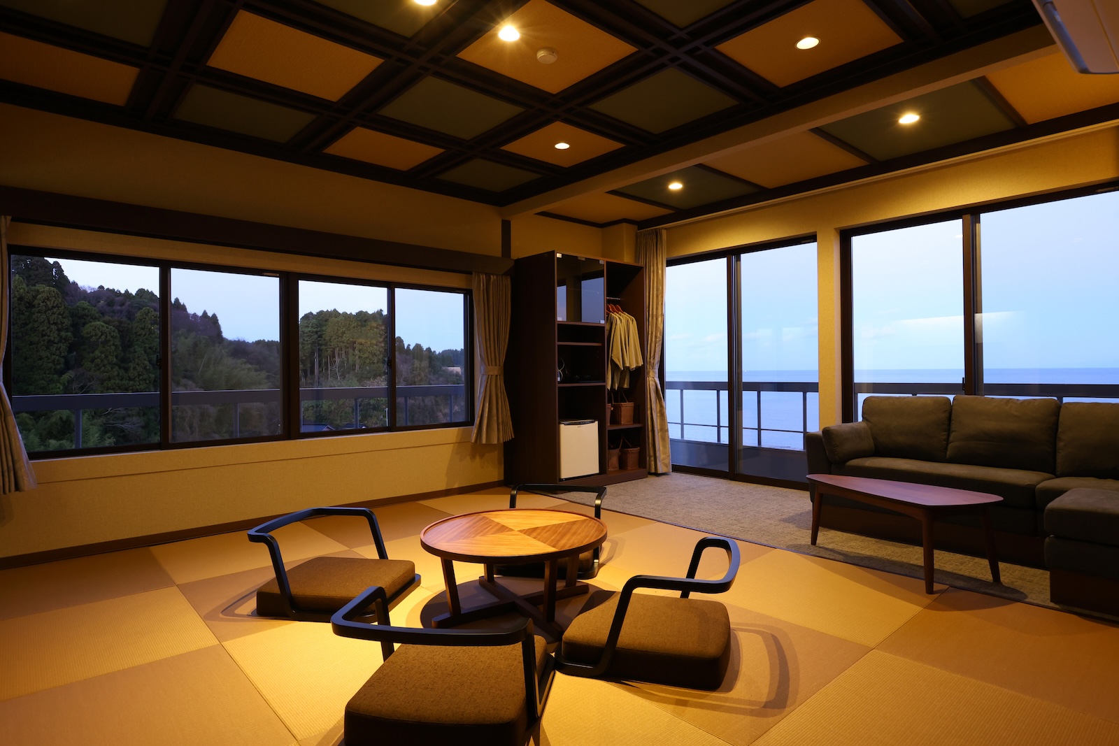 【NEWオープン】客室及びバスルームから富山湾と立山連峰の眺望を望む和モダン客室C