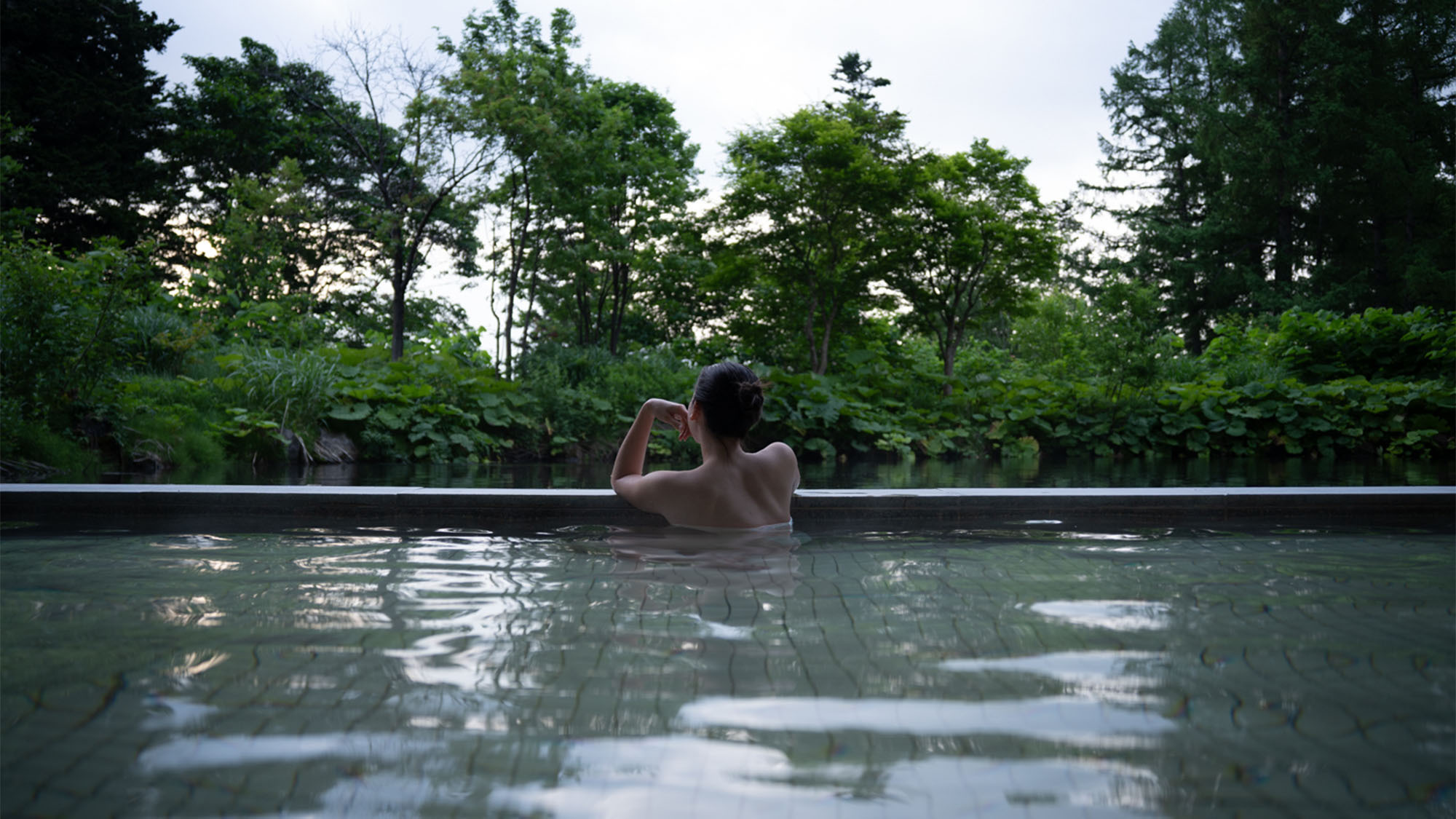 【露天風呂・夏】源泉かけ流し温泉で心も体もリラックス。