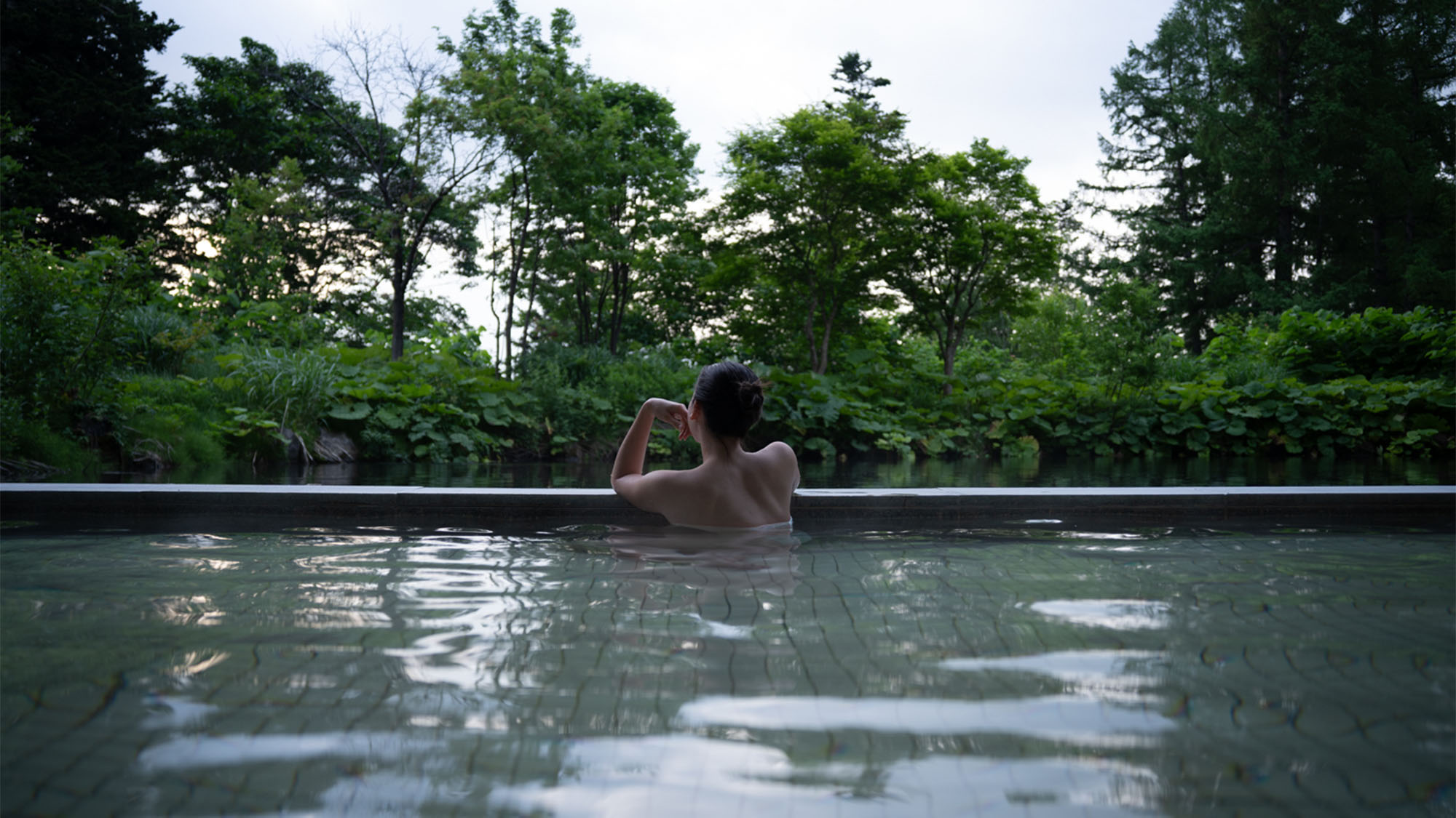 【露天風呂・夏】源泉かけ流し温泉で心も体もリラックス。