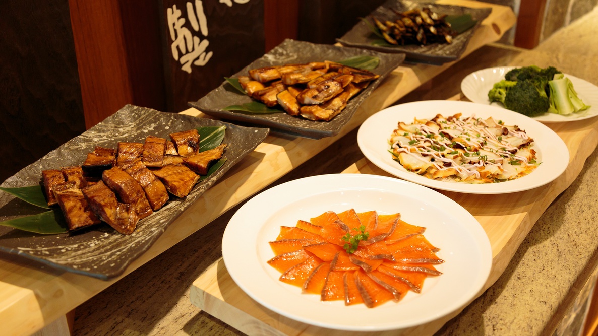 【自家製】レストラン併設の燻製工房でつくるのはサーモンやタコ、サバ、豆腐、野菜のスモーク。