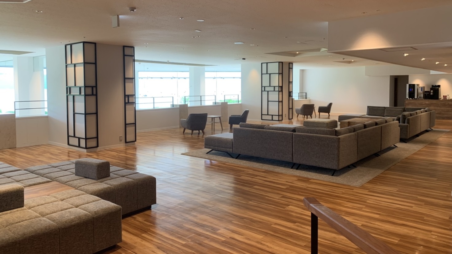 【ロビー】洞爺湖を望むソファーでくつろぐ