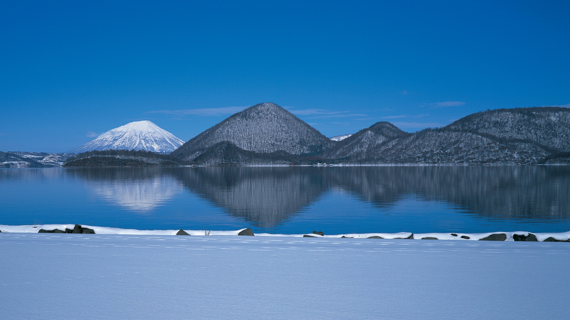 【洞爺湖の冬景色】中島の奥には羊蹄山の頂が見える絶景