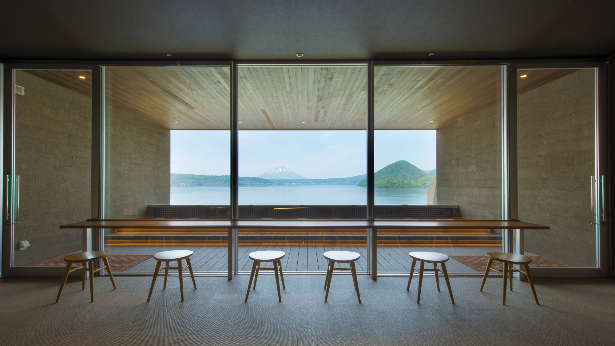 【星の湯】着衣で過ごす足湯テラス(冬季休業期間あり)