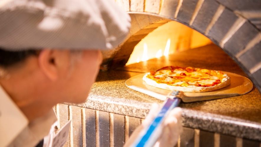 【夕食】石窯焼ピッツァを焼き上がりを知らせる鐘の音に、活気と熱気を感じるビュッフェレストラン