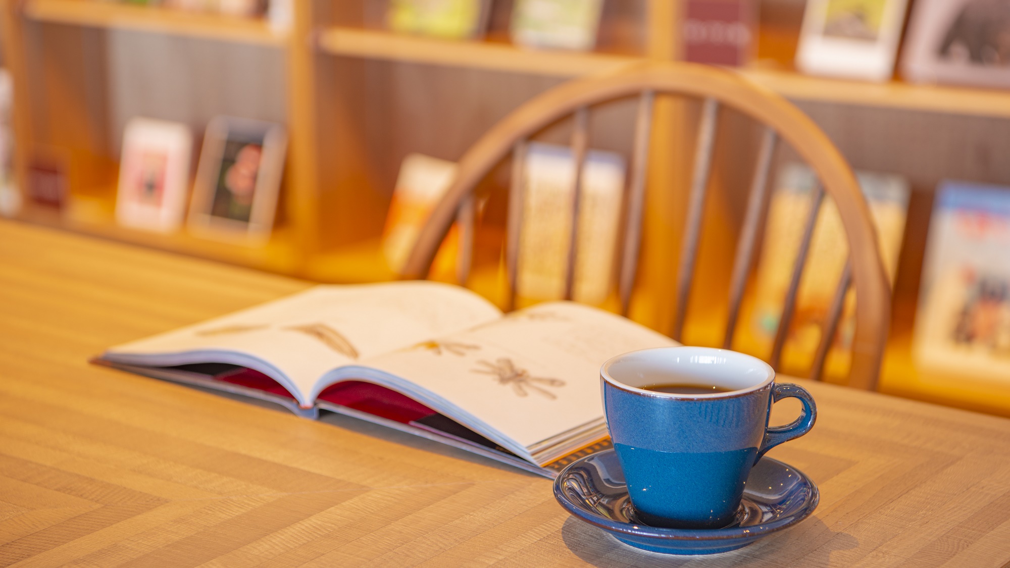 【Library&Cafe BLOSSOM COFFEE】無料Wi-Fiと充電コンセントあります