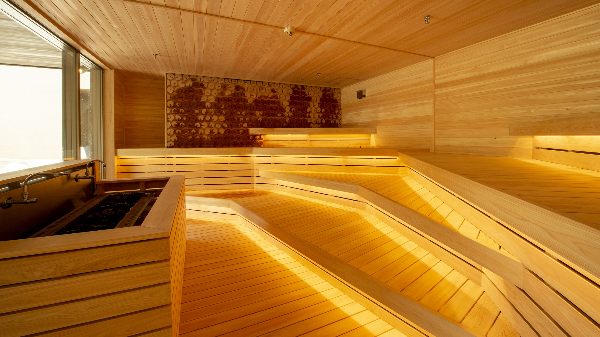 【月の湯】サウナストーンに水をかけて発生させる水蒸気で体感温度を上げて発汗を促すロウリュサウナ。