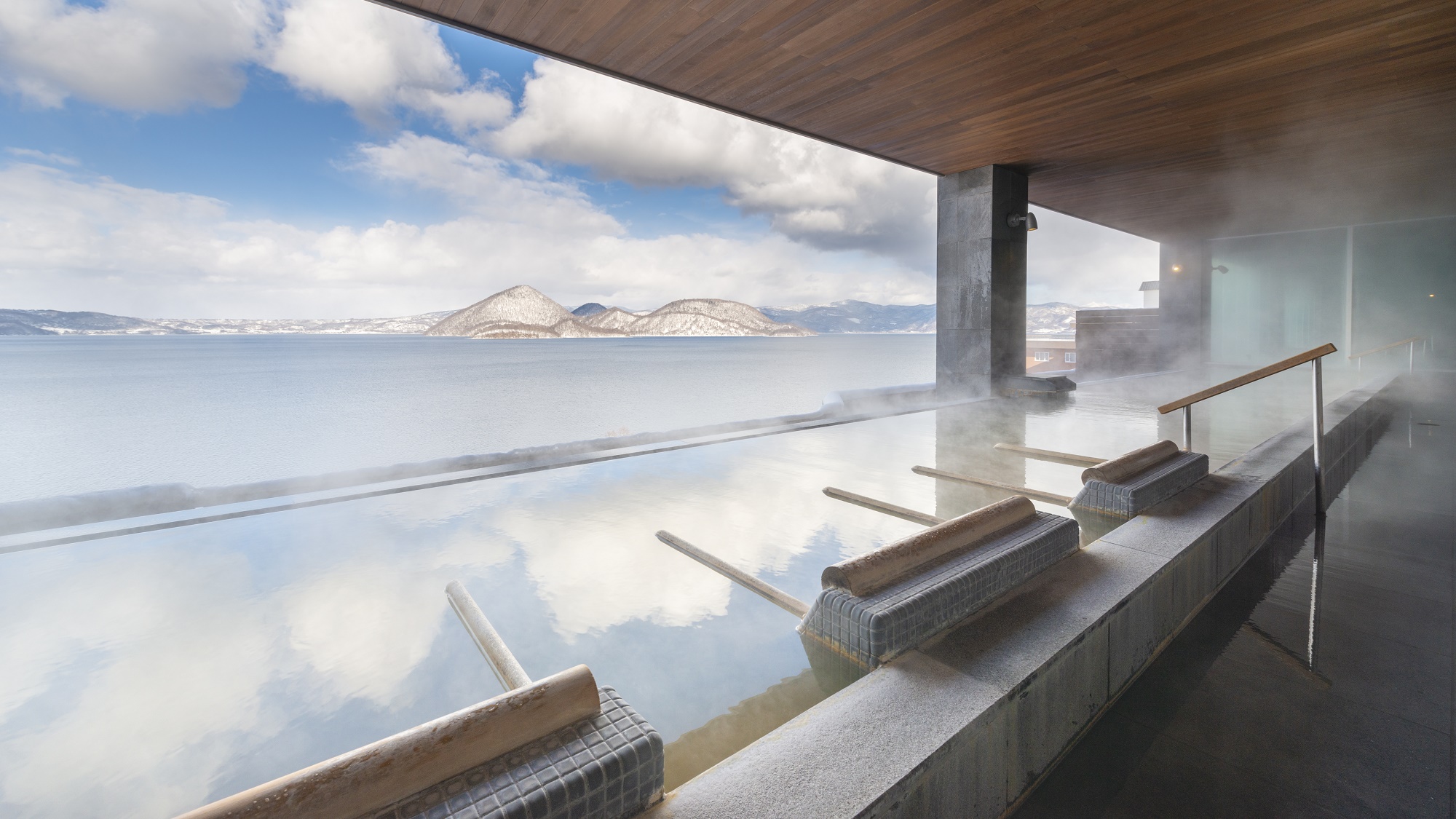 【星の湯・冬】洞爺湖が目線に広がるインフィニティ露天風呂