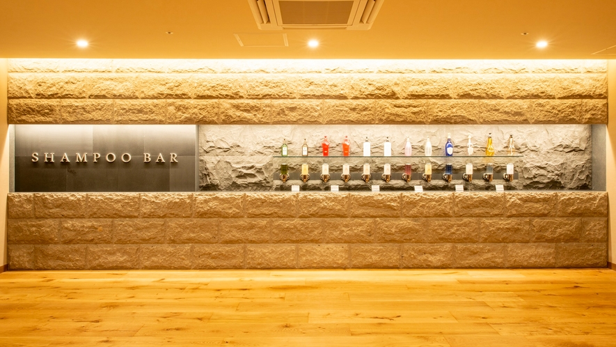 【月の湯】暖簾の先に迎えるシャンプーBAR。好きな色や香りで選べるのがうれしい。