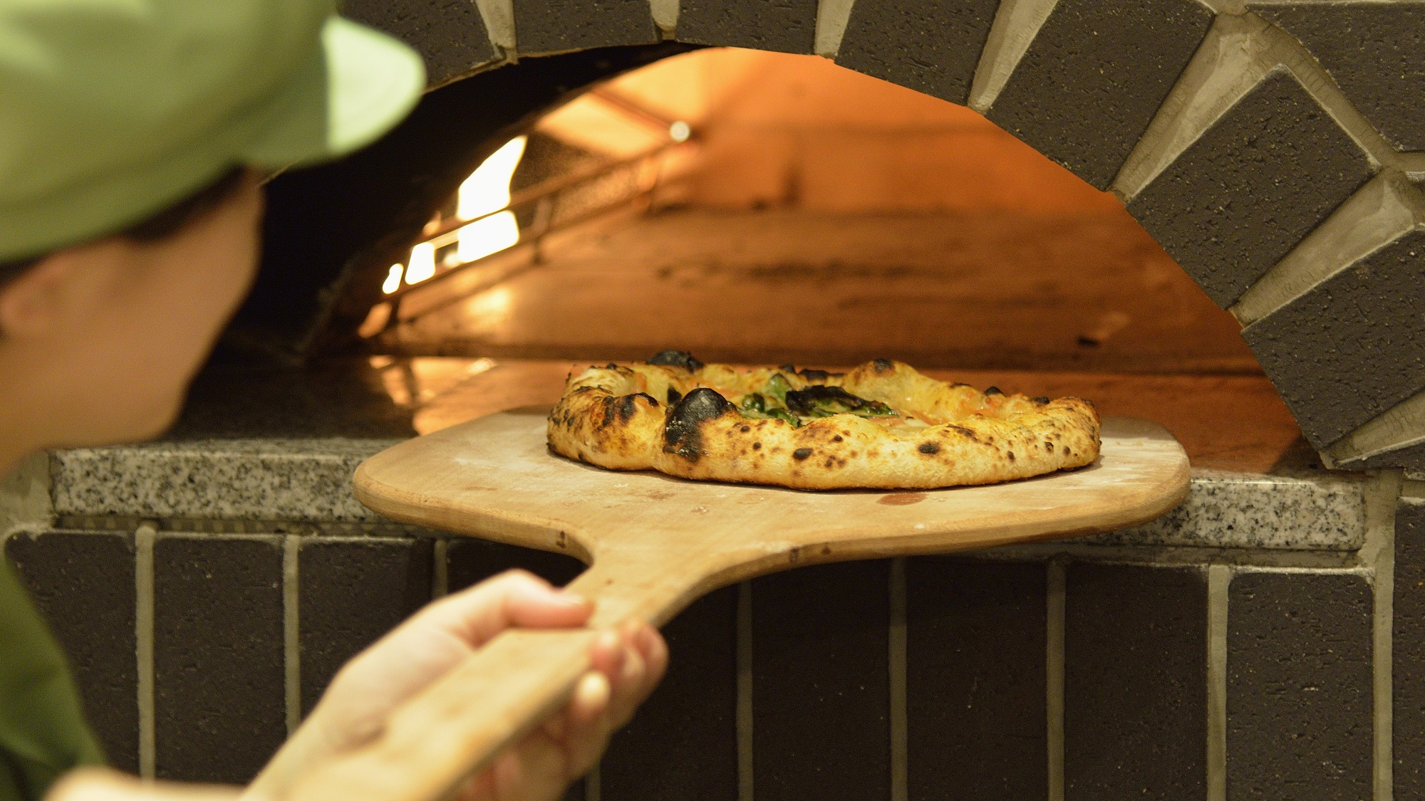 【レストラン】本格的な石窯で焼き上げるピッツァ。