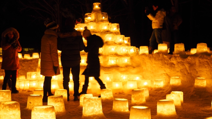 【定山渓温泉雪灯路】優しく幻想的な灯火を楽しむ。