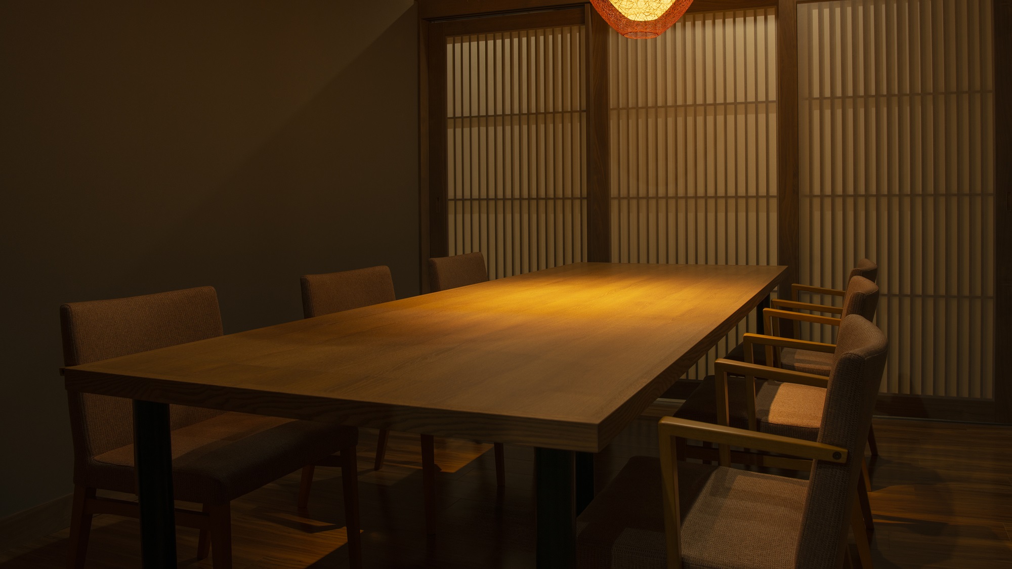 【Kuksa】柔らかい明かりの灯る個室食事処は8名様までの会食が可能。