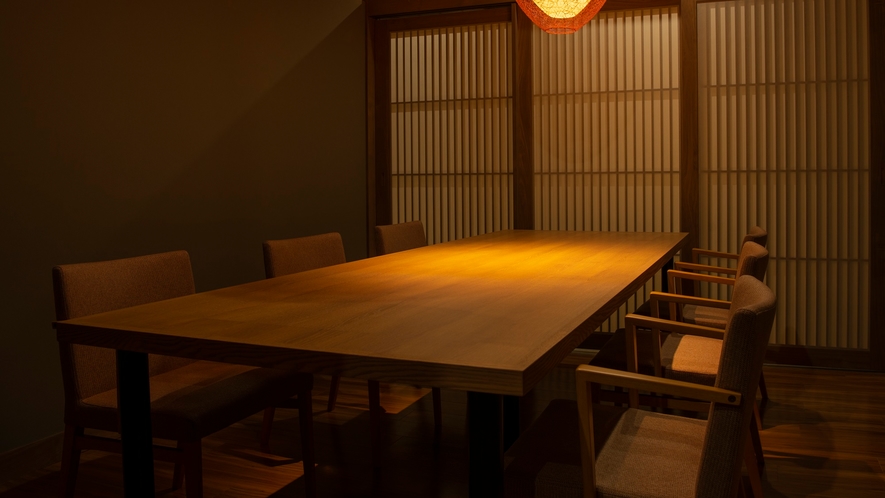 【Kuksa】柔らかい明かりの灯る個室食事処は8名様までの会食が可能。