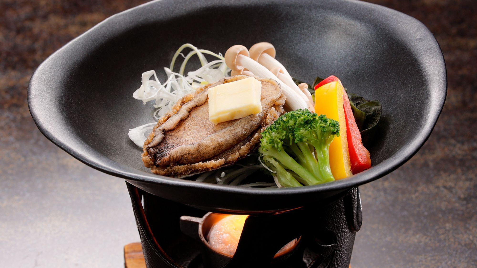 『ビュッフェレストラン麗峰オープン２周年記念』香ばしく焼き上げる≪鮑の陶板焼きと美食ビュッフェ≫