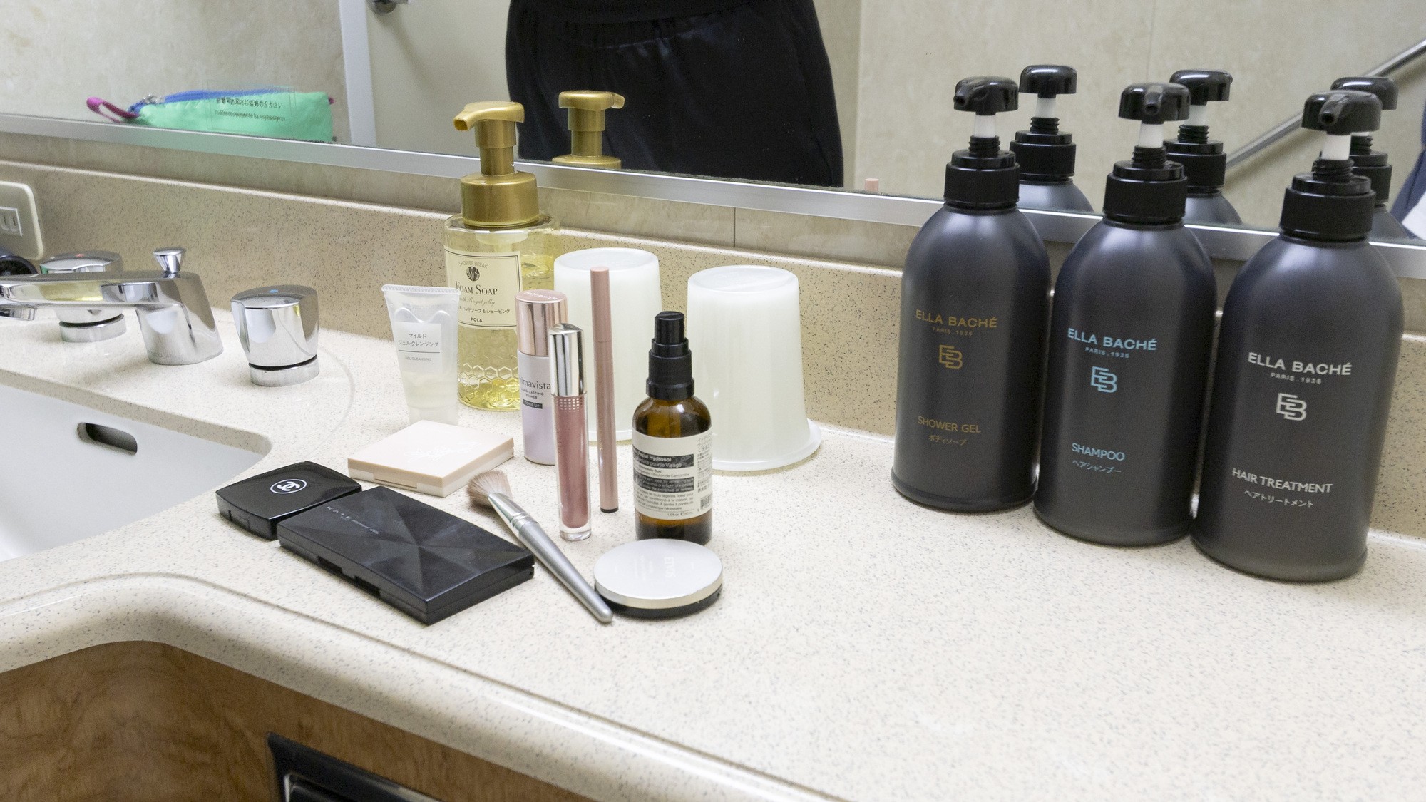 広々とした化粧台でお化粧ができる。