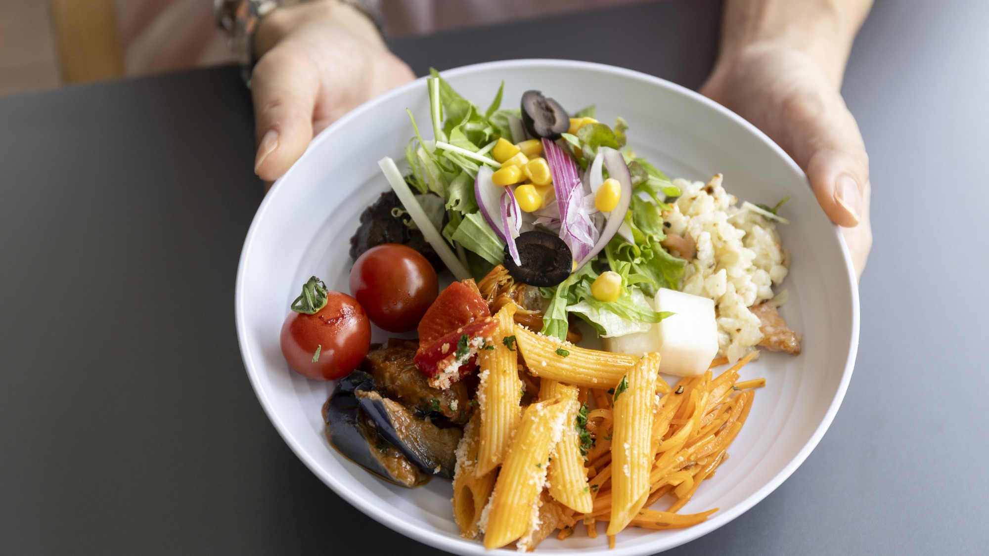 2階ビュッフェダイニング「テラス」料理盛り付け。