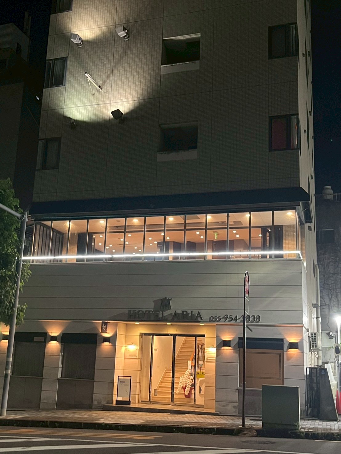 間接照明によってオシャレに映し出されたホテルとレストラン。