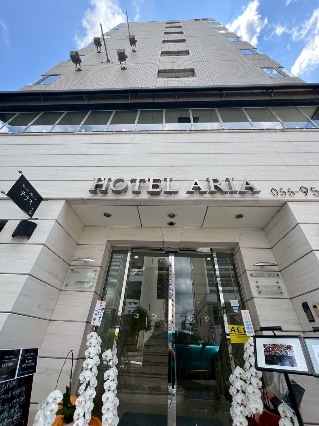 エントランスから空を見上げる。