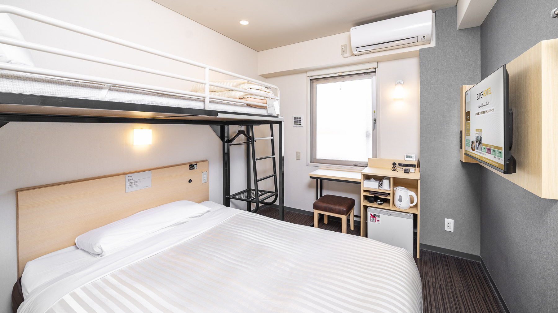 ダブルベッドとロフトベッド付