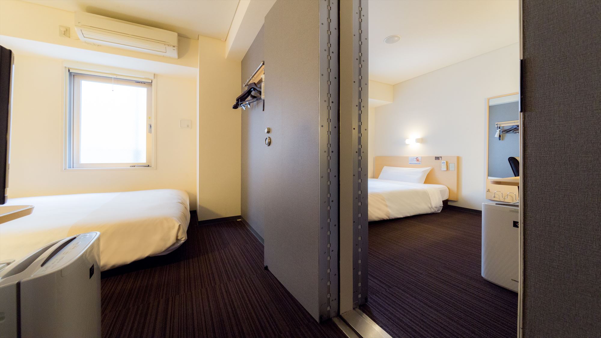 ダブルサイズのワイドベッドがあるスタンダードルームが２部屋繋がった【コネクティングルーム】です。