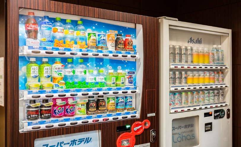 ラウンジのすぐそばに自動販売機をご用意！