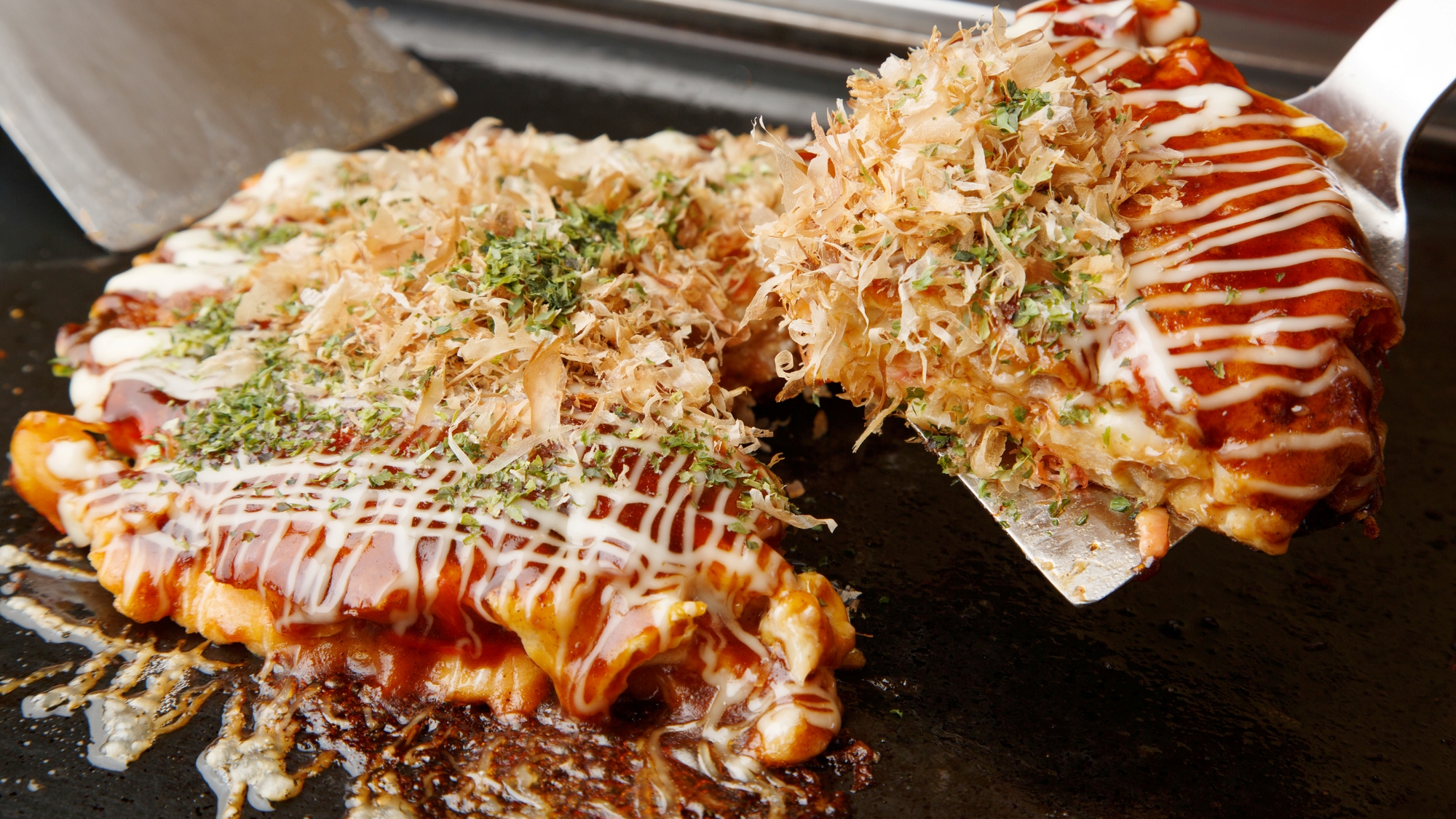 ご当地名物「お好み焼き」を食べて大阪観光を楽しもう！※イメージ