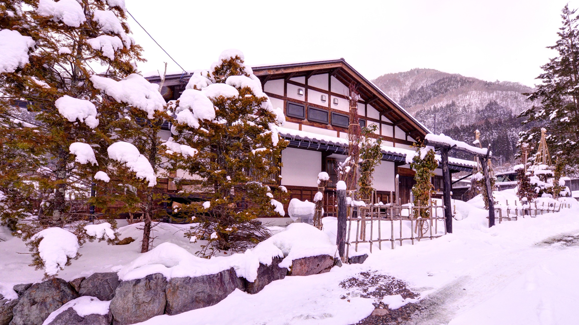 *外観　奥飛騨の田舎に佇む、全5室の隠れ宿。"食"に関してとことん拘り、心を込めてお作りいたします。