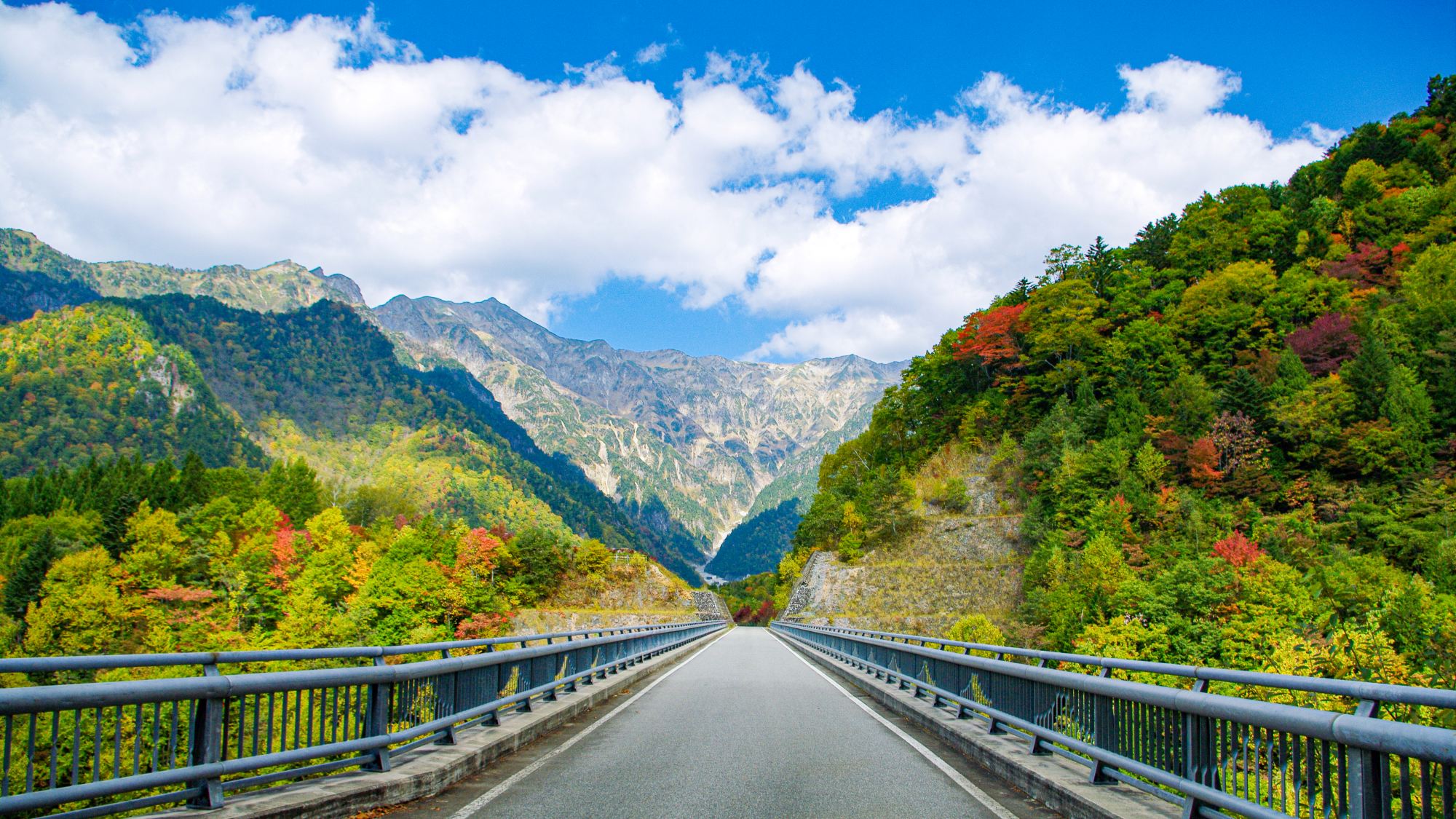 *奥飛騨温泉郷　北アルプス大橋（秋）（当館より車で13分）