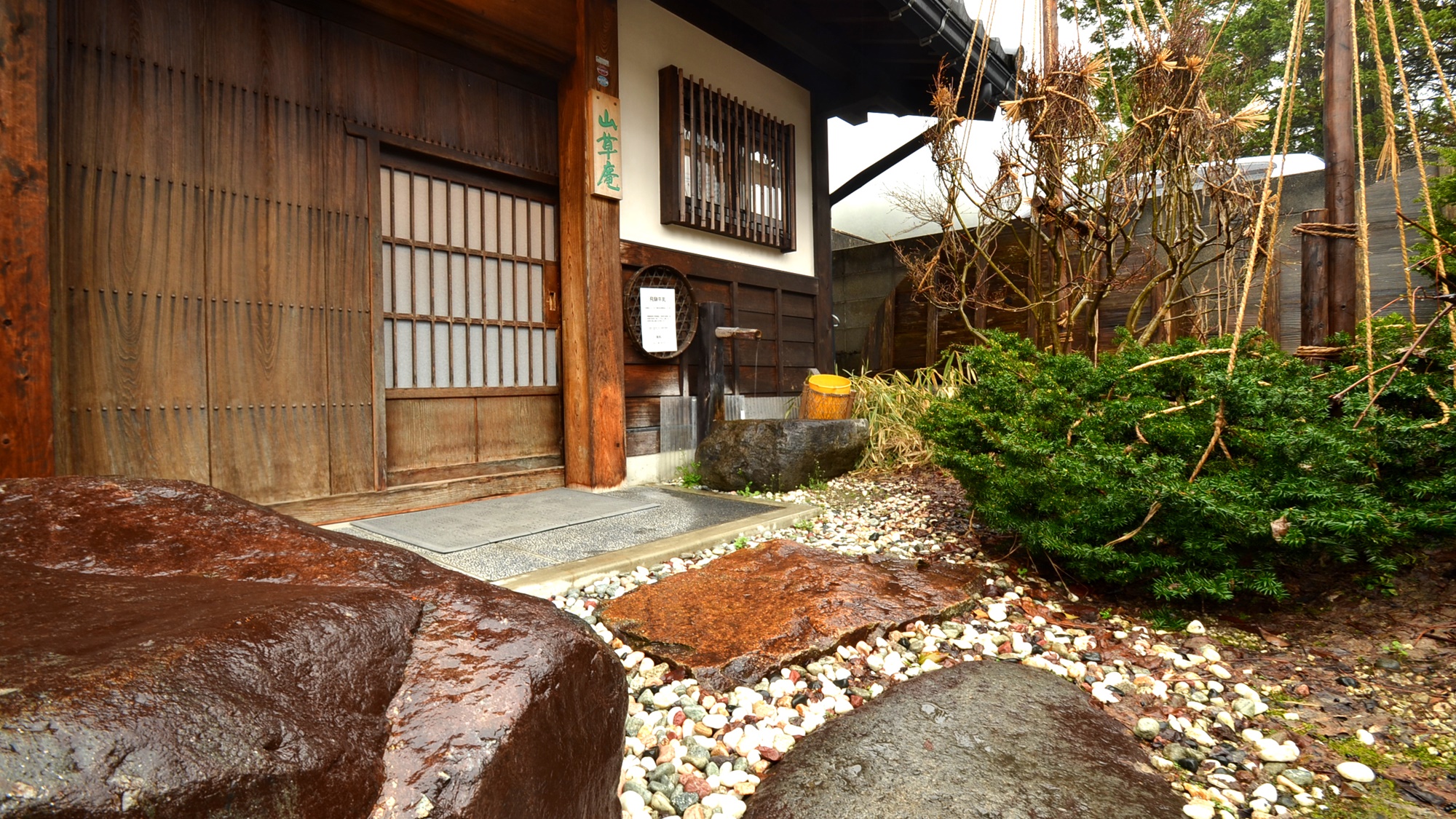 *山草庵入口　お食事はこちらの山草庵でご用意します。