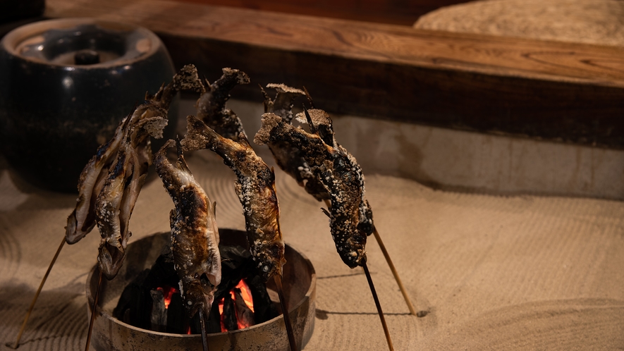 *【夕食一例】囲炉裏の炭火で川魚をじっくり焼き上げます。