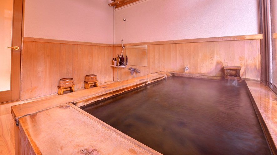 *檜の湯 檜の香りに満たされた内湯と自然の息吹が感じられる露天付風呂でプライベートな時をどうぞ。