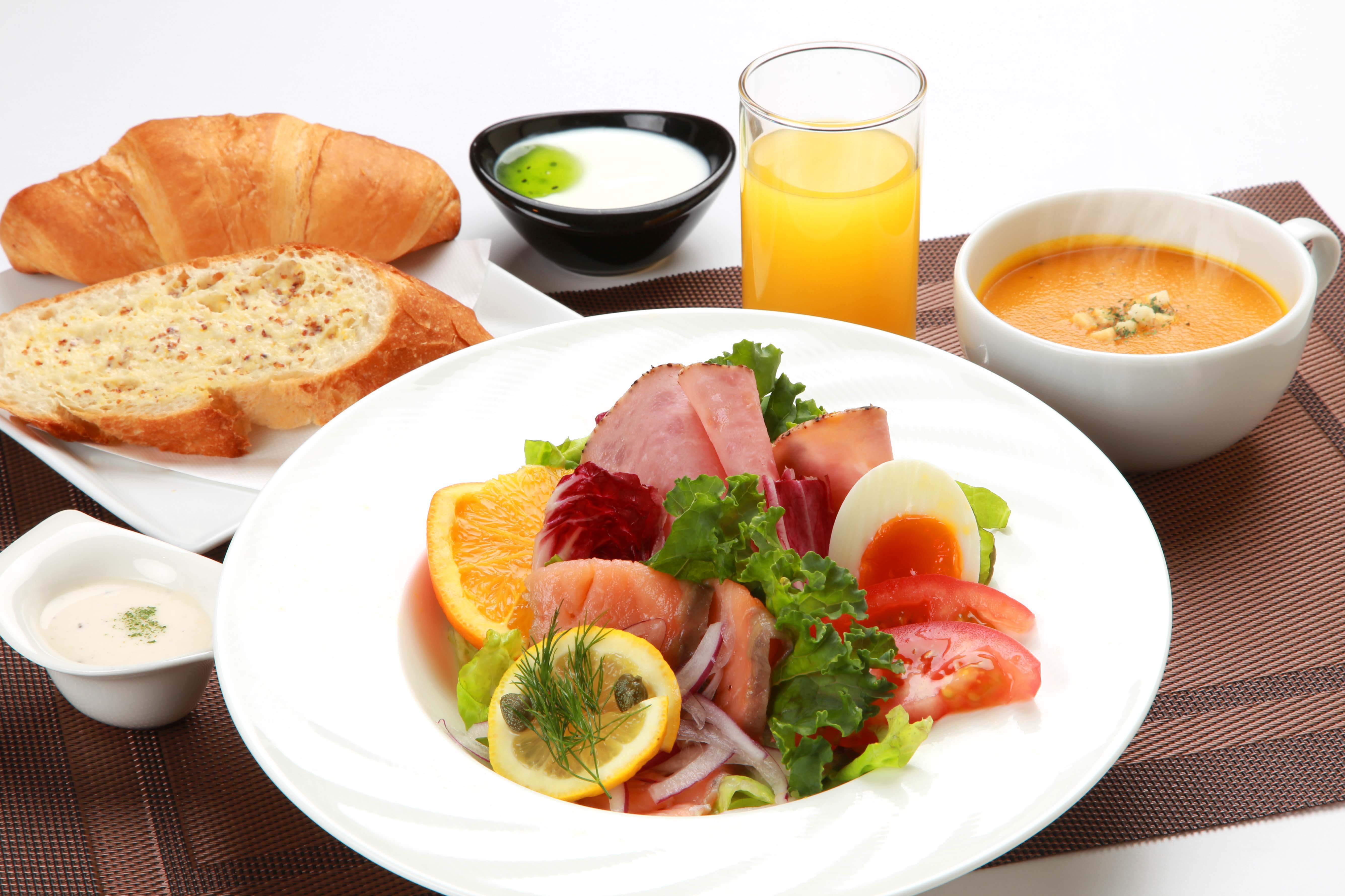 スモークサーモンとパストラミビーフのさっぱりサラダ仕立て