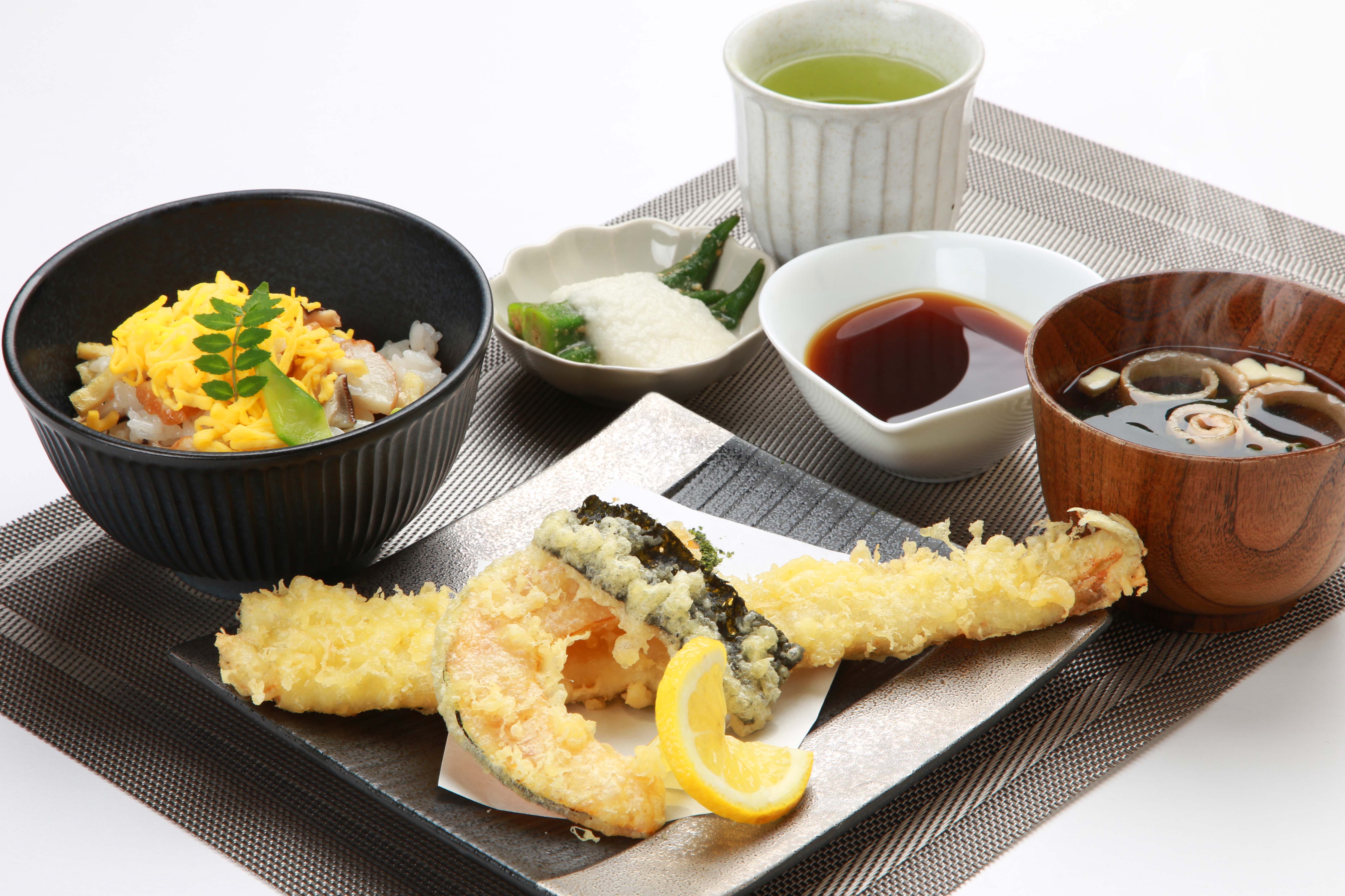 一本穴子天と黒酢のちらし寿司