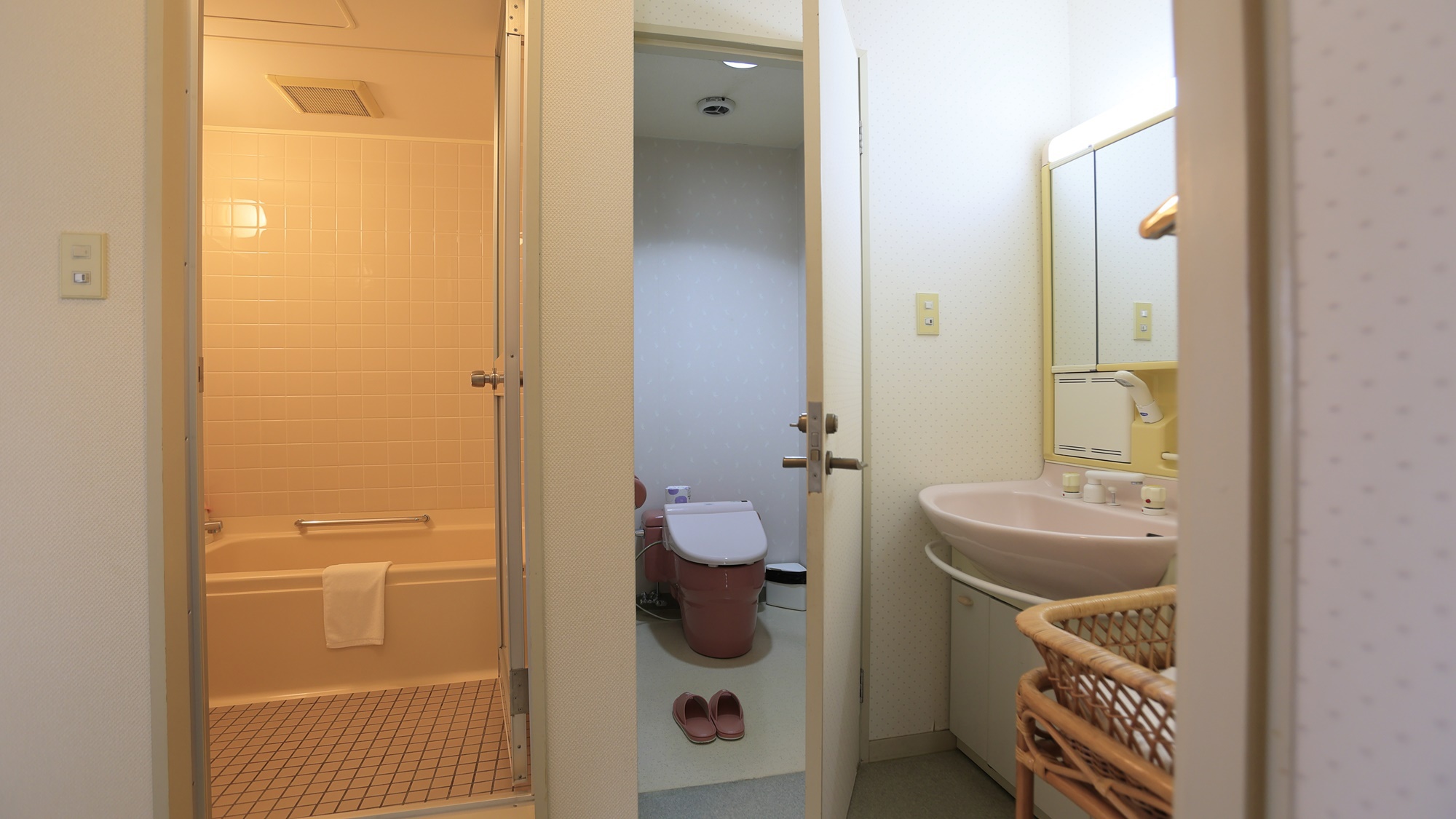 *【新館/特別室(一例)】バストイレ付きの客室となっています。