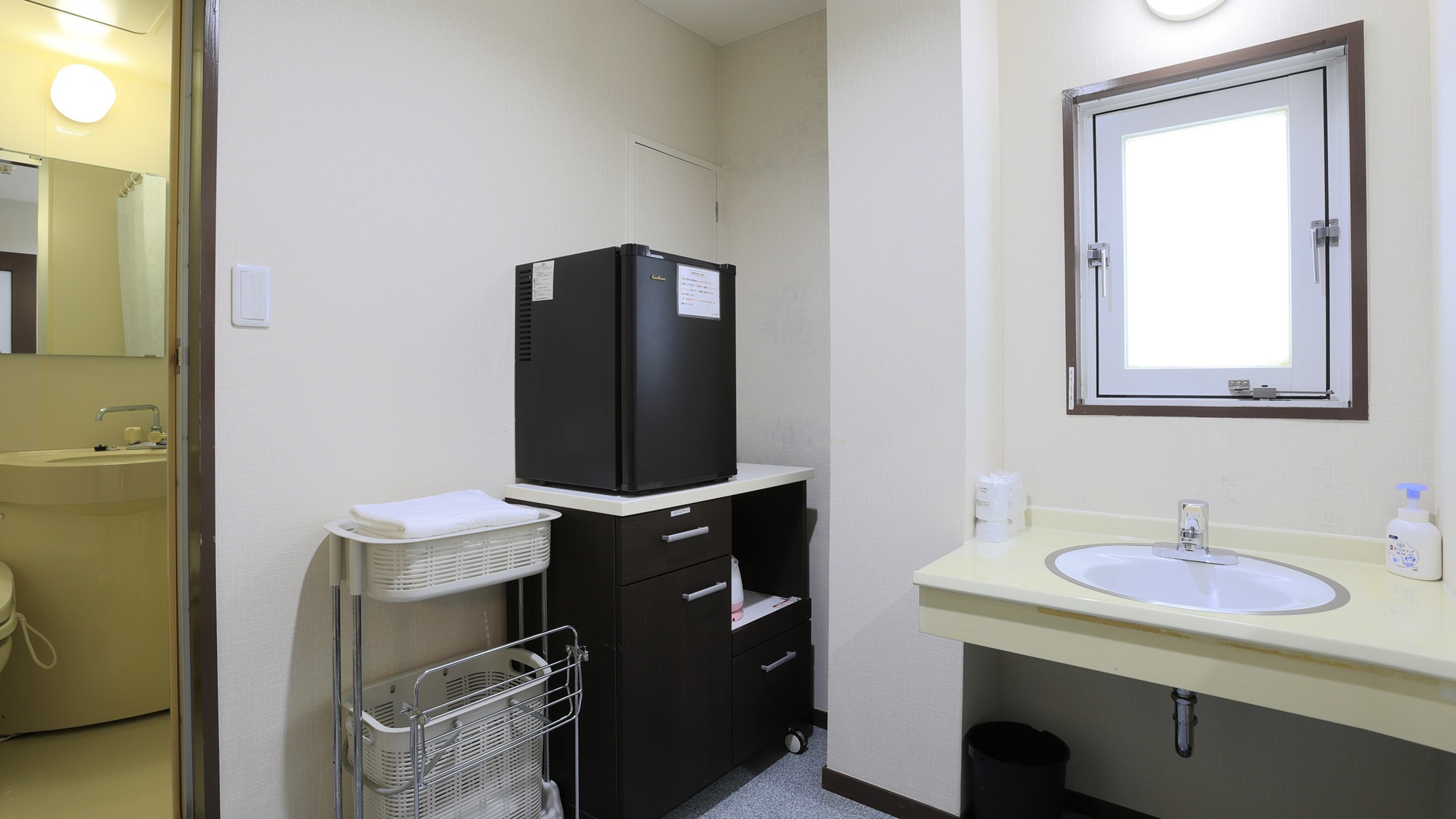 *【新館/ファミリールーム(一例)】広々した洗面スペースも完備。