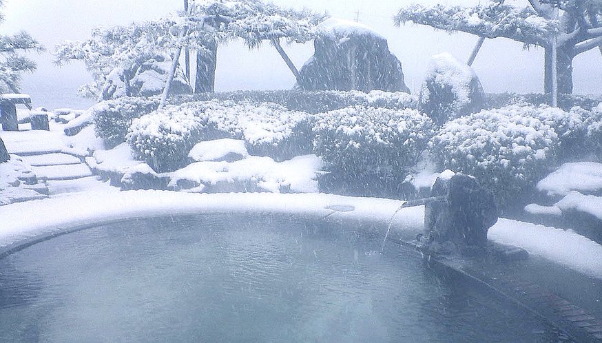 *庭園露天風呂(羽衣の湯・女性)冬は風情のある雪見露天をお楽しみいただける日もございます。