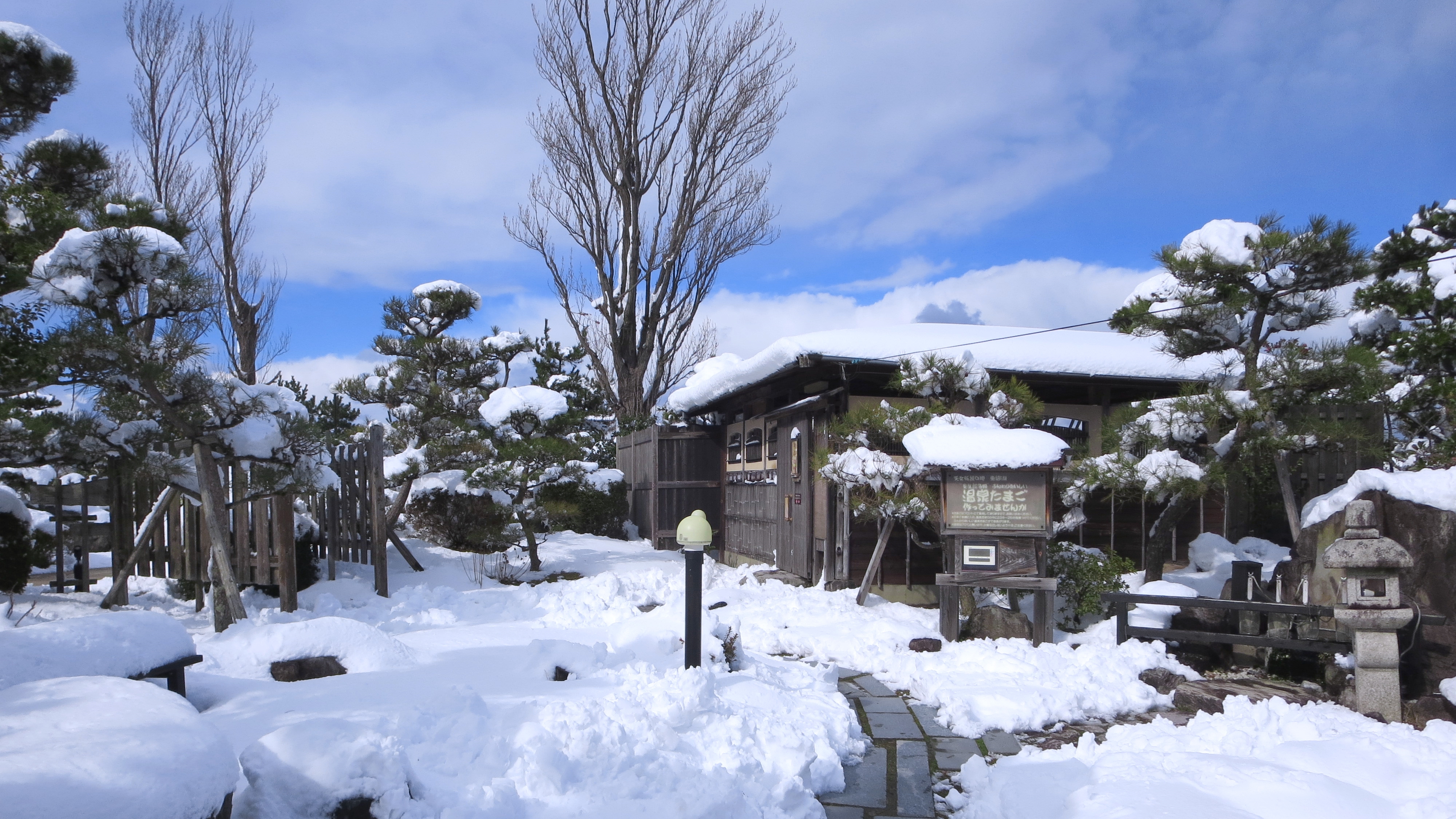 *【養生館庭園】冬季は風情のある雪景色をお楽しみいただける日もございます。
