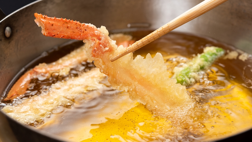 *［蟹の天ぷら一例］蟹の旨味をぎゅっと凝縮！熱々のうちにお召し上がり下さい