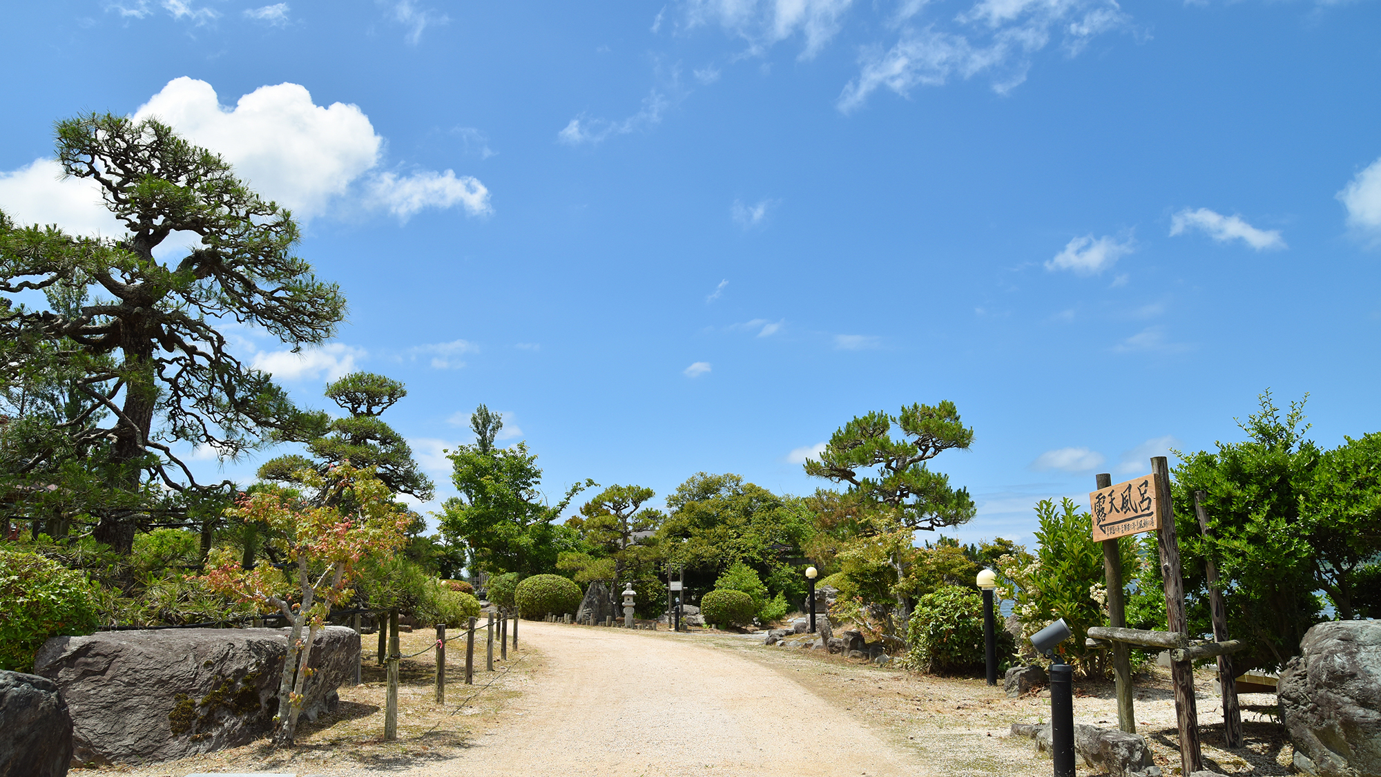 *［庭園］季節の移ろいを感じる草花や湖を望みながら庭園散策をお楽しみください